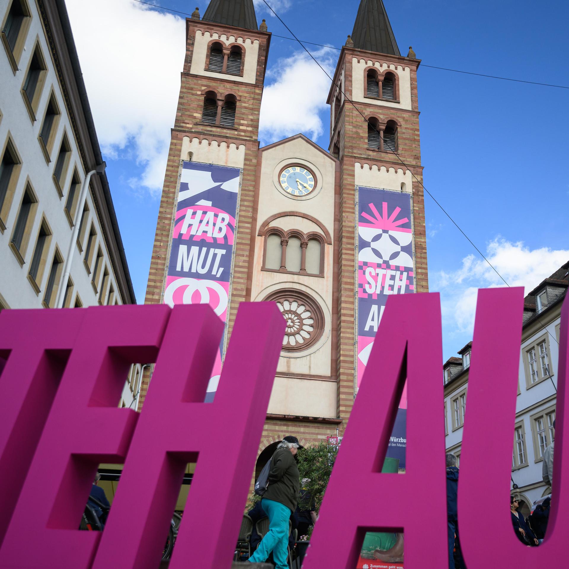 Schriftzug "Hab Mut, steh auf!" vor dem Kiliansdom in Würzburg