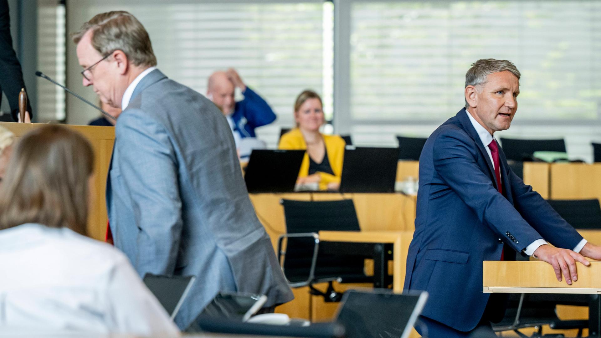 Der AfD-Politiker Björn Höcke (rechts) steht im Thüringer Landtag am Rednerpult. Bodo Ramelow (Die Linke) ist links im Bild zu sehen. 