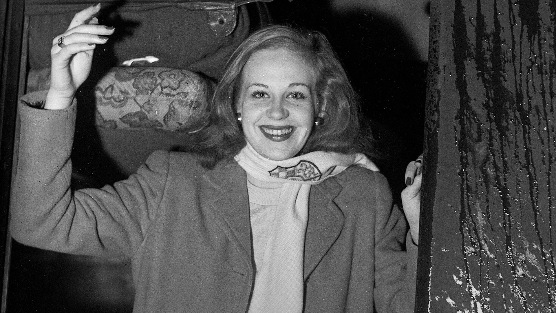 Hildegard Knef am Fenster eines Zugabteils, 1948.