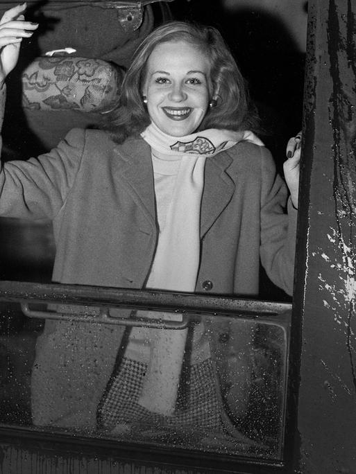 Hildegard Knef am Fenster eines Zugabteils, 1948.