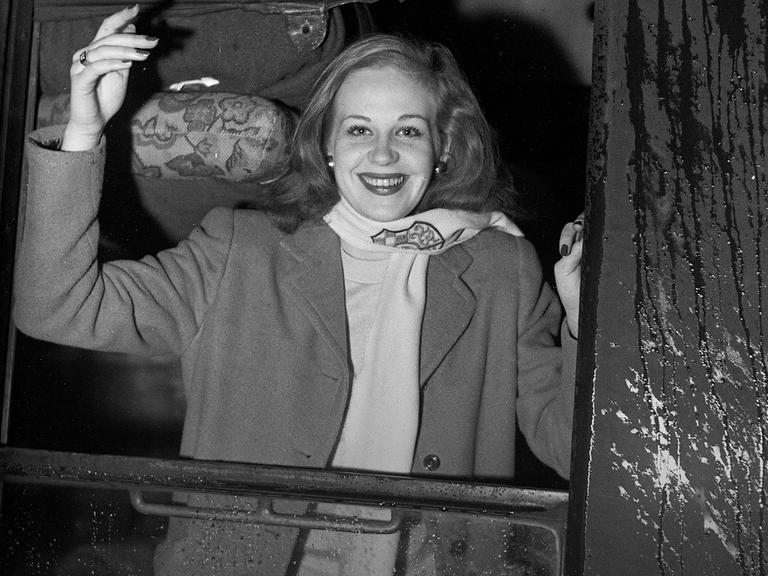 Hildegard Knef am Fenster eines Zugabteils, 1948.