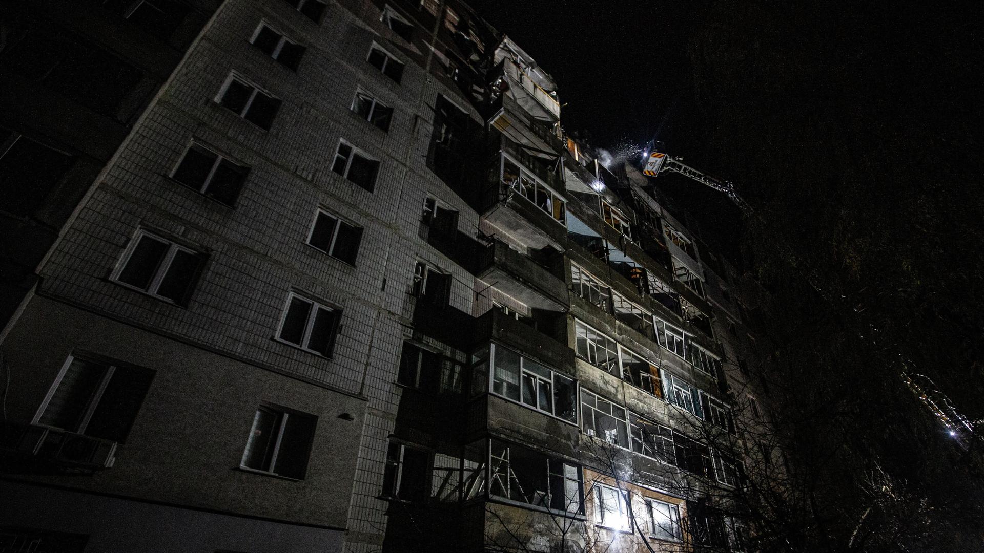 Ein von einem russischen Drohnenangriff zerstörtes Wohnhochhaus in Sumy in der Ukraine. Ein von einem russischen Drohnenangriff zerstörtes Wohnhochhaus in Sumy in der Ukraine.
