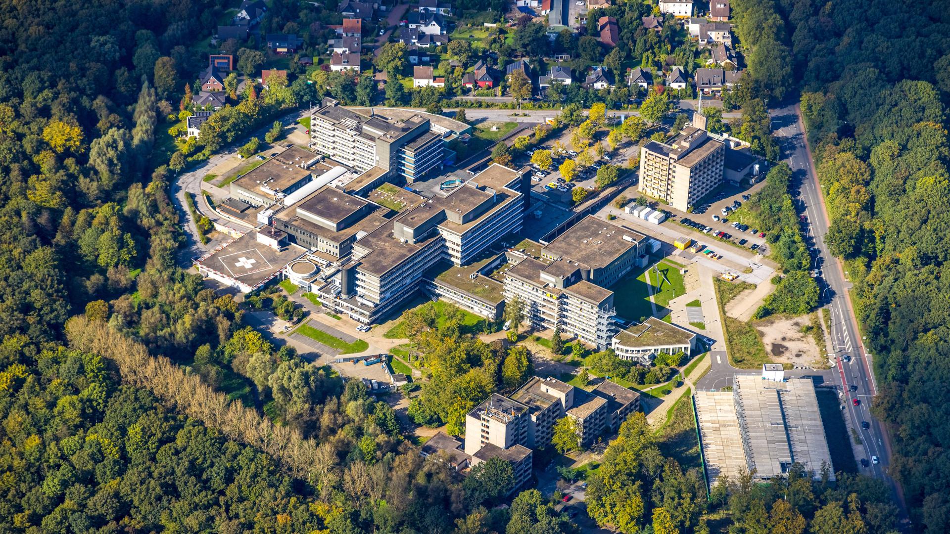 Luftbild der Sana-Kliniken in Duisburg mit Hubschrauberlandeplatz im Grünen.