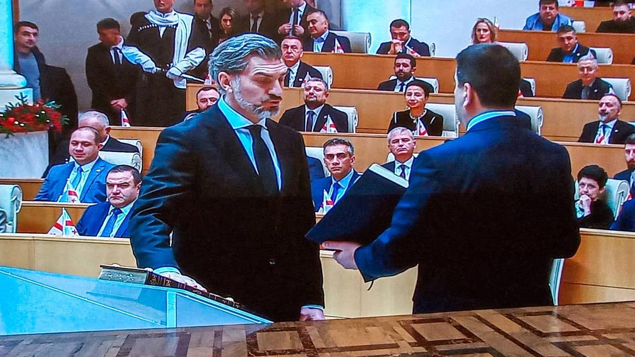 Der neue georgische Präsident Michail Kawelaschwili legt im Parlament den Amtseid ab.