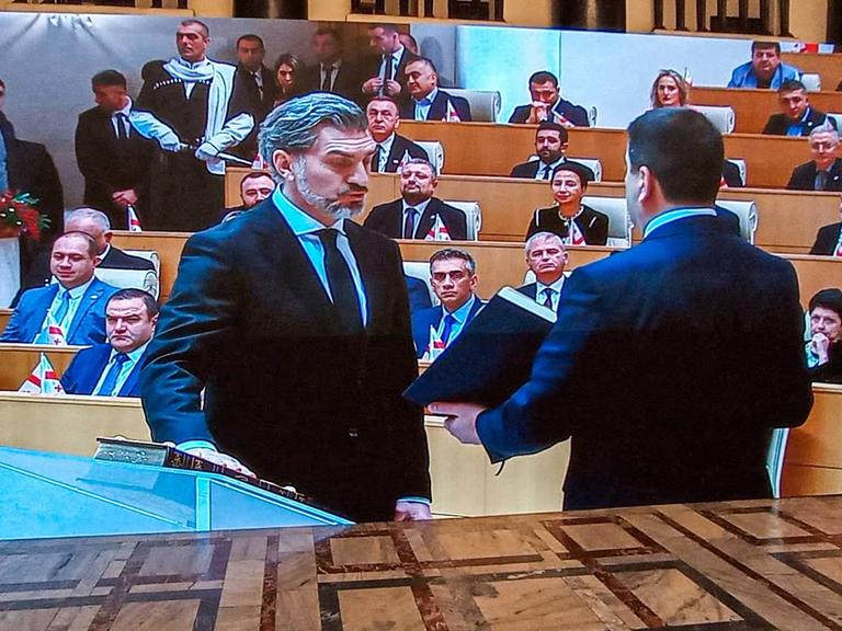 Der neue georgische Präsident Michail Kawelaschwili legt im Parlament den Amtseid ab.