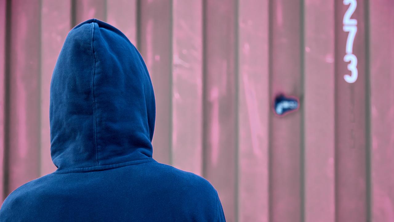 Aufnahme eines Jungen mit Kapuzenpulli von hinten. (Symbolbild)