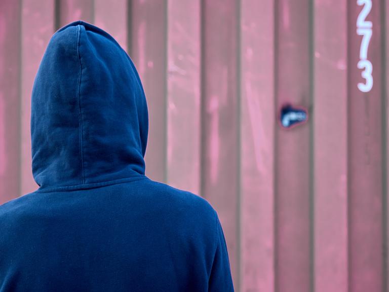 Aufnahme eines Jungen mit Kapuzenpulli von hinten. (Symbolbild)