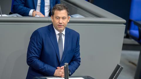 Lars Klingbeil (SPD), Bundesminister der Finanzen, spricht im Bundestag bei den Haushaltsberatungen zur Einbringung des Entwurfs für den Bundeshaushalt 2025.