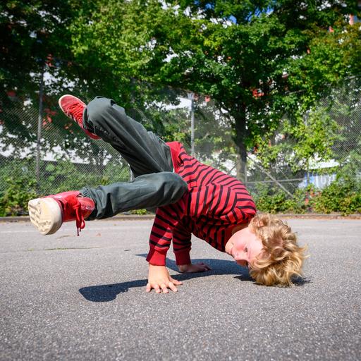 Jungschauspieler Lewe Wagner tanzt Breakdance 