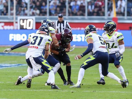 Footballspieler von Rheinfire Düsseldorf und Stuttgart Surge stehen sich im ELF-Finale in Duisburg gegenüber.