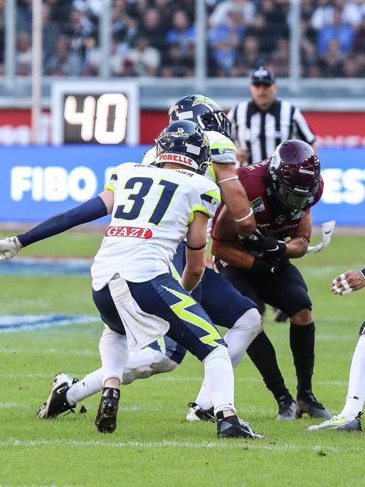 Footballspieler von Rheinfire Düsseldorf und Stuttgart Surge stehen sich im ELF-Finale in Duisburg gegenüber.