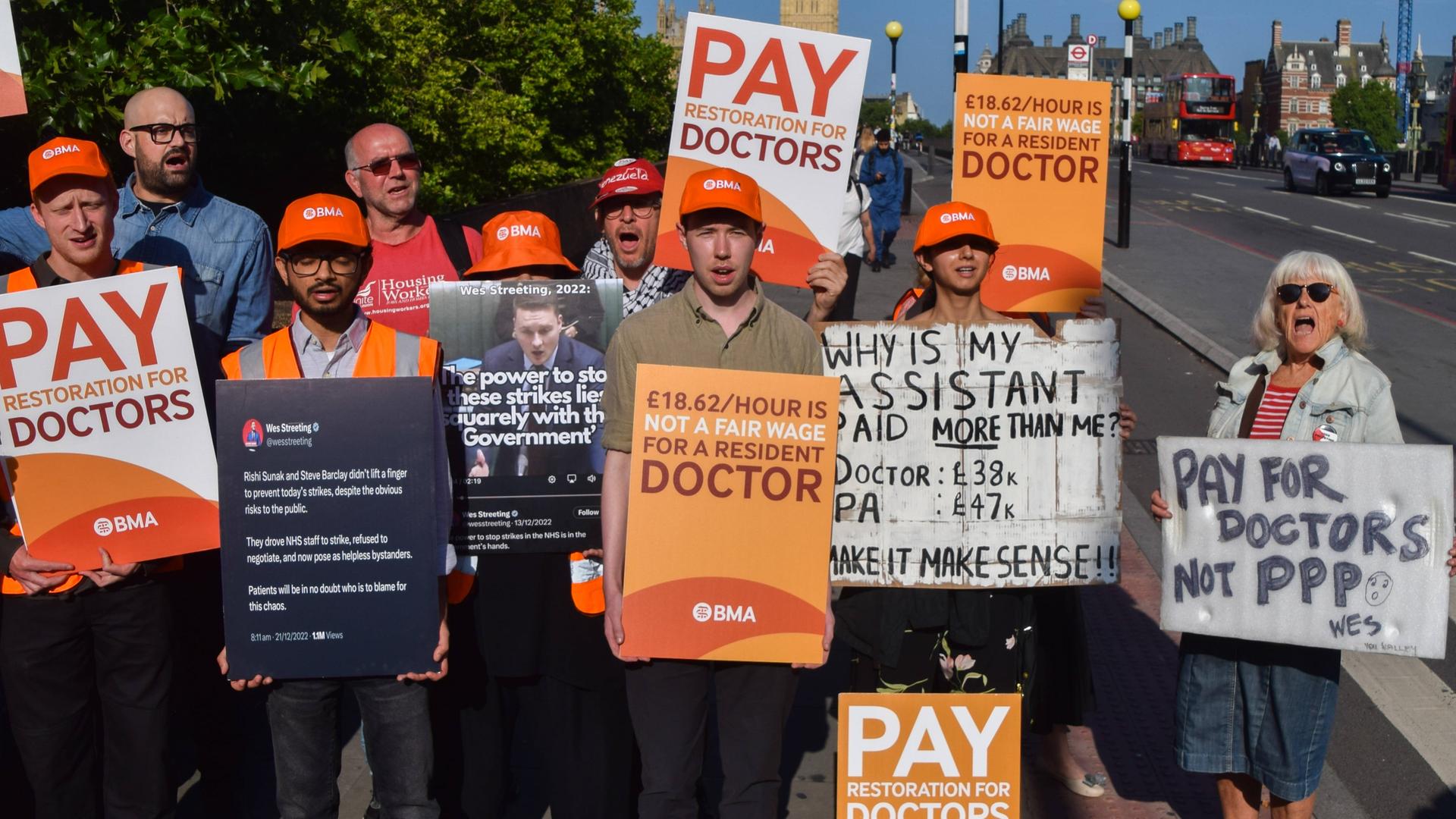 London: Assistenzärzte stehen mit Plakaten am British Medical Association BMA.