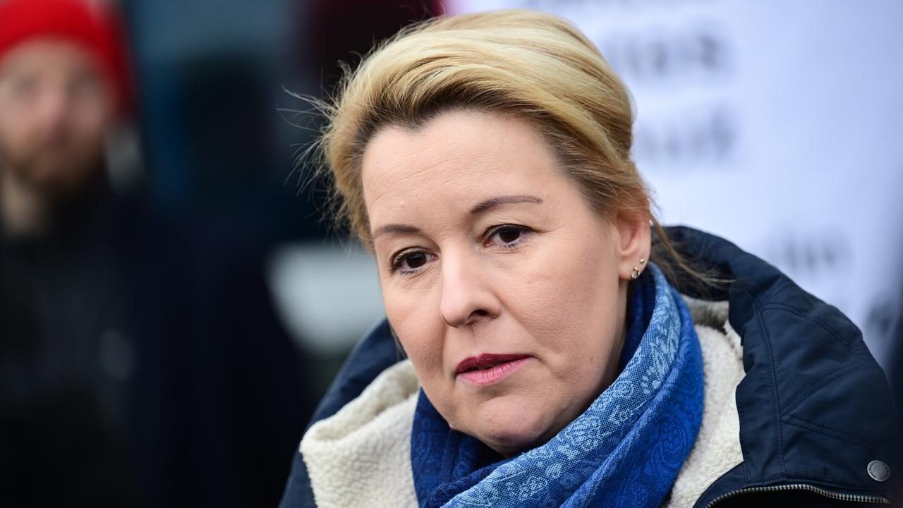 Die Berliner Wirtschaftssenatorin Franziska Giffey (SPD) steht mit dunklem Mantel und blauem Schal in einer Notunterkunft Die Berliner Wirtschaftssenatorin Franziska Giffey (SPD) steht mit dunklem Mantel und blauem Schal in einer Notunterkunft