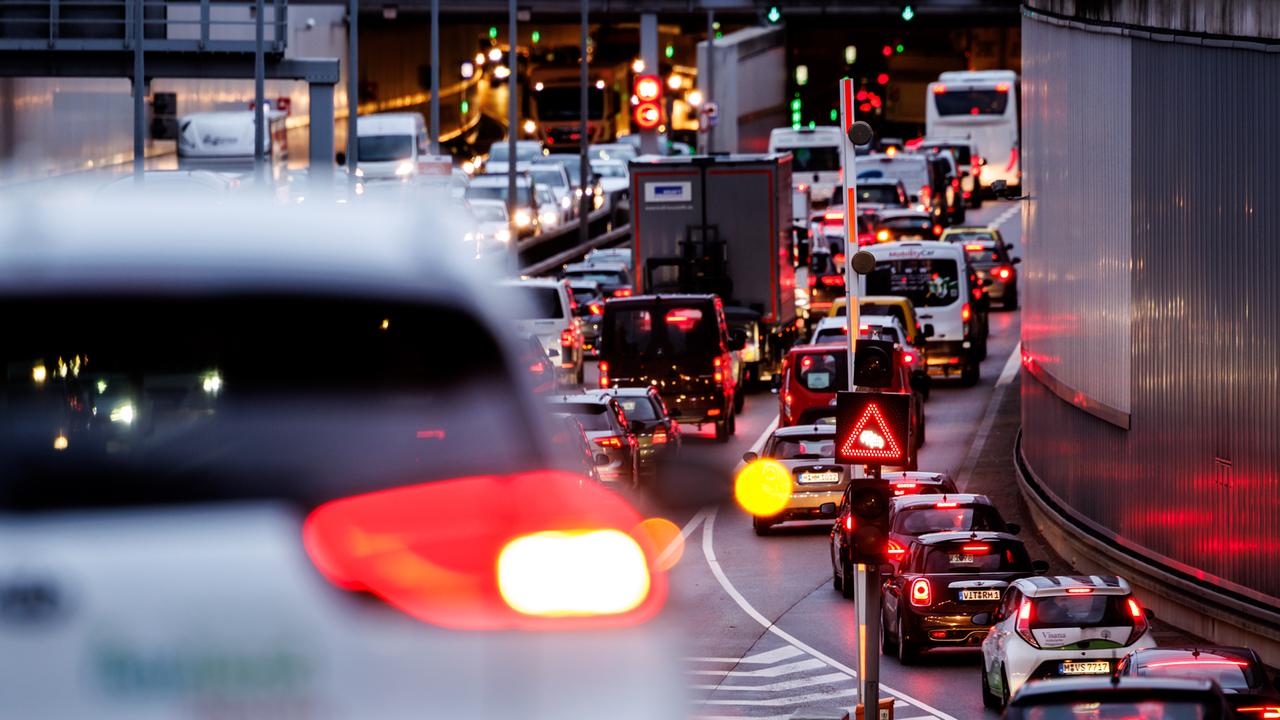 Dichter Verkehr schiebt sich über den mittleren Ring in München.