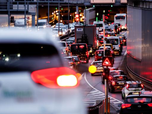 Dichter Verkehr schiebt sich über den mittleren Ring in München.