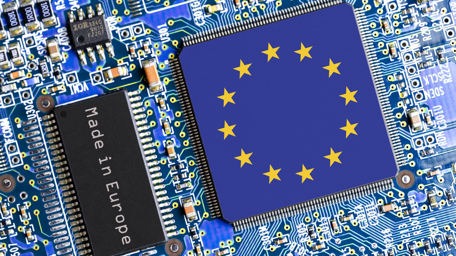 Eine blaue Platine mit diversen Halbleitern und zwei Chips. Einer trägt die Aufschrift "Made in Europe", der andere, größere, zeigt die Flagge der EU