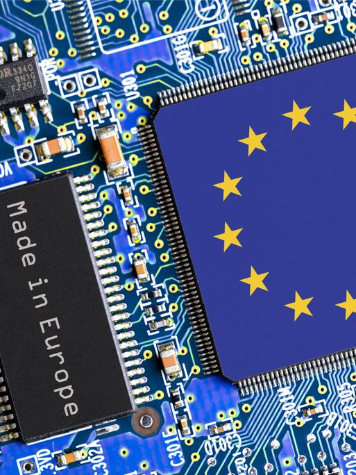 Eine blaue Platine mit diversen Halbleitern und zwei Chips. Einer trägt die Aufschrift "Made in Europe", der andere, größere, zeigt die Flagge der EU