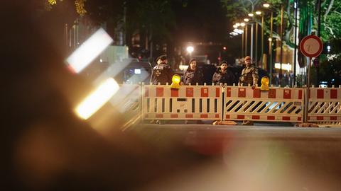 Polizei und Feldjäger der Bundeswehr sichern wegen des Besuchs des ukrainischen Präsidenten Selenskyj in Berlin eine Straße am Bundesministerium der Verteidigung und einem Hotel