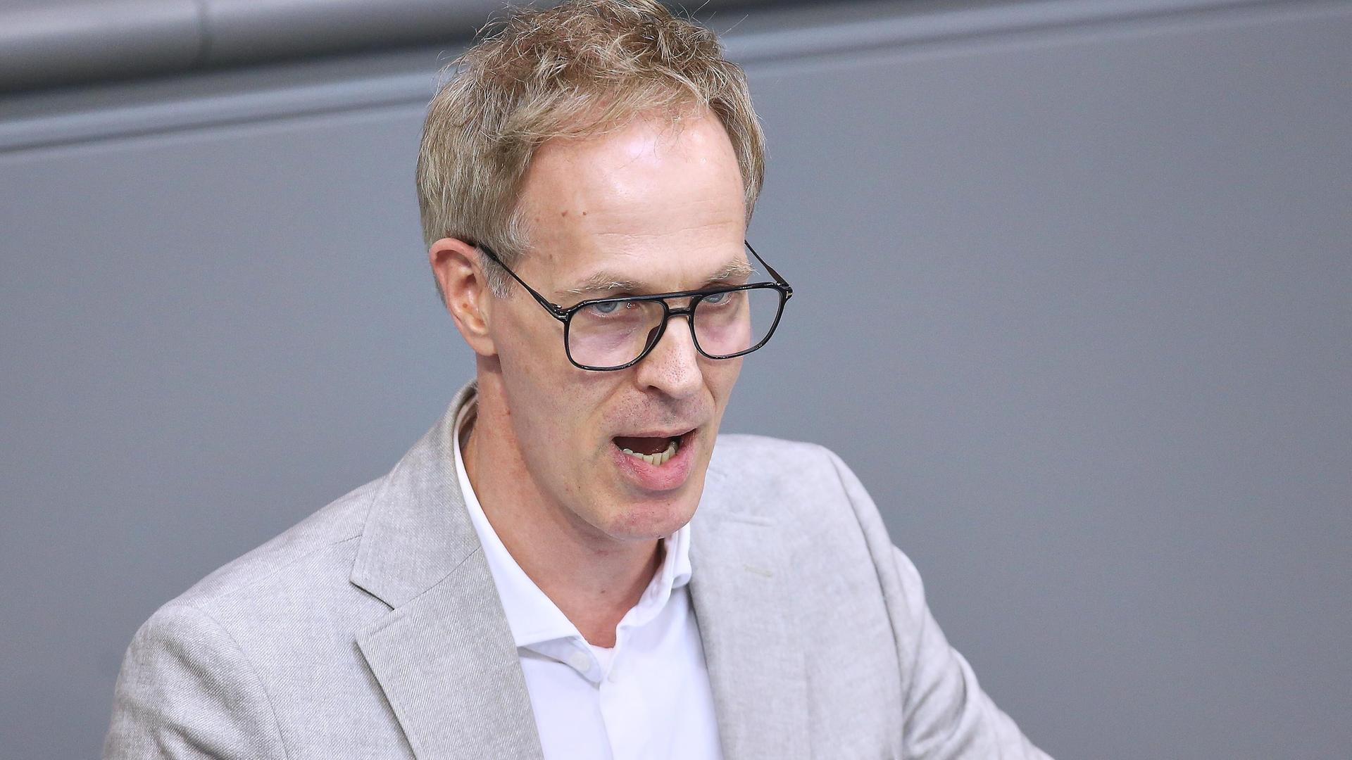 Der innenpolitische Sprecher der SPD-Bundestagsfraktion, Fiedler, spricht im Bundestag. Der innenpolitische Sprecher der SPD-Bundestagsfraktion, Fiedler, spricht im Bundestag.