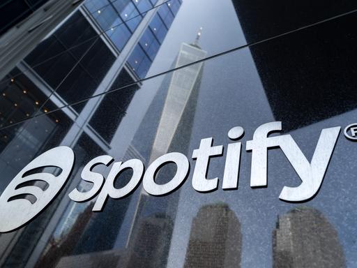 Skyline-Spiegelung und Firmenlogo an der Fassade des US-Firmensitzes von Spotify in Lower Manhattan