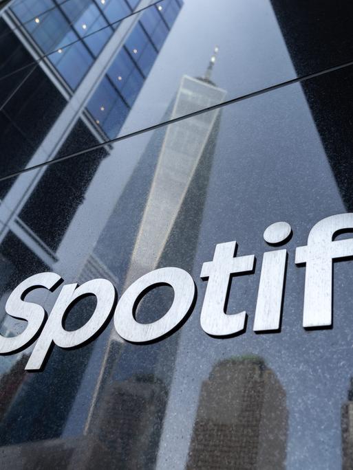 Skyline-Spiegelung und Firmenlogo an der Fassade des US-Firmensitzes von Spotify in Lower Manhattan
