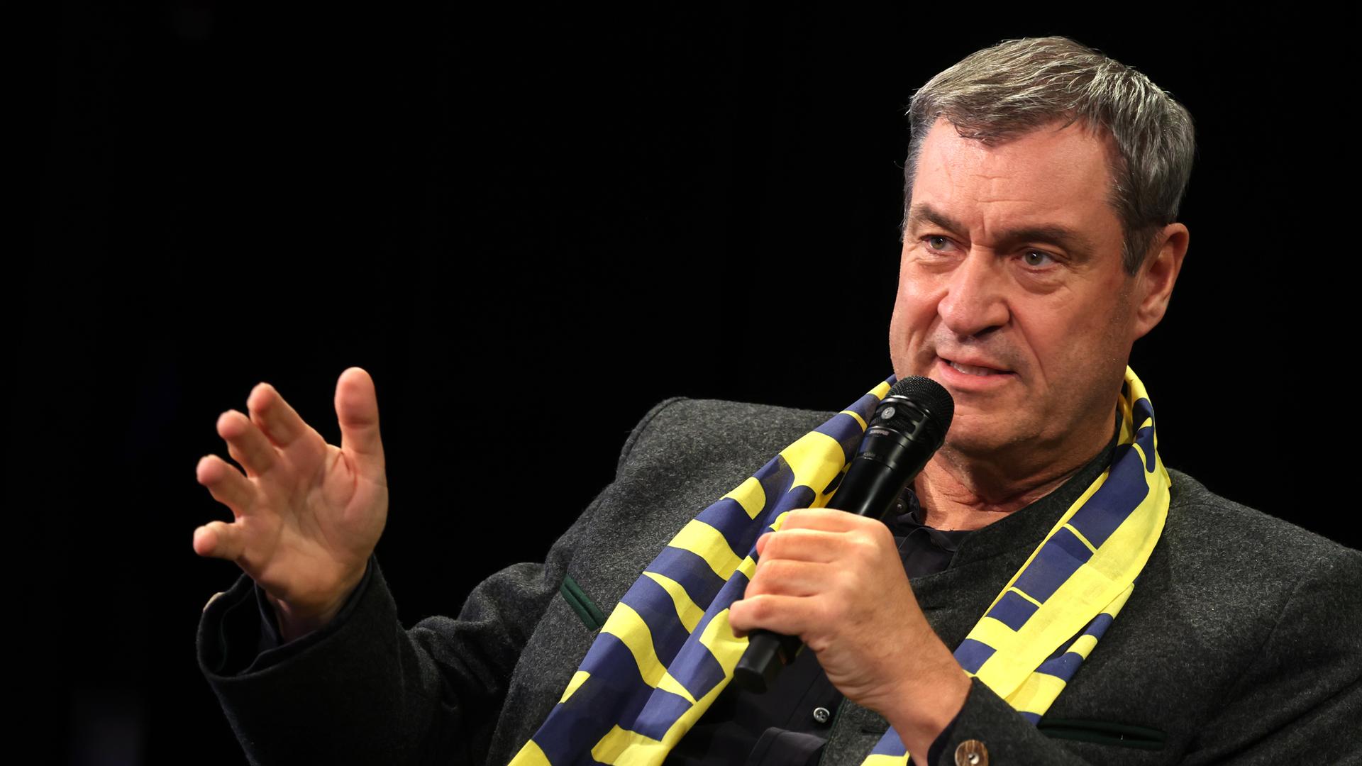 Markus Söder (CSU), bayerischer Ministerpräsident, sitzt bei einem Gespräch auf dem Podium des Deutschen Katholikentags.