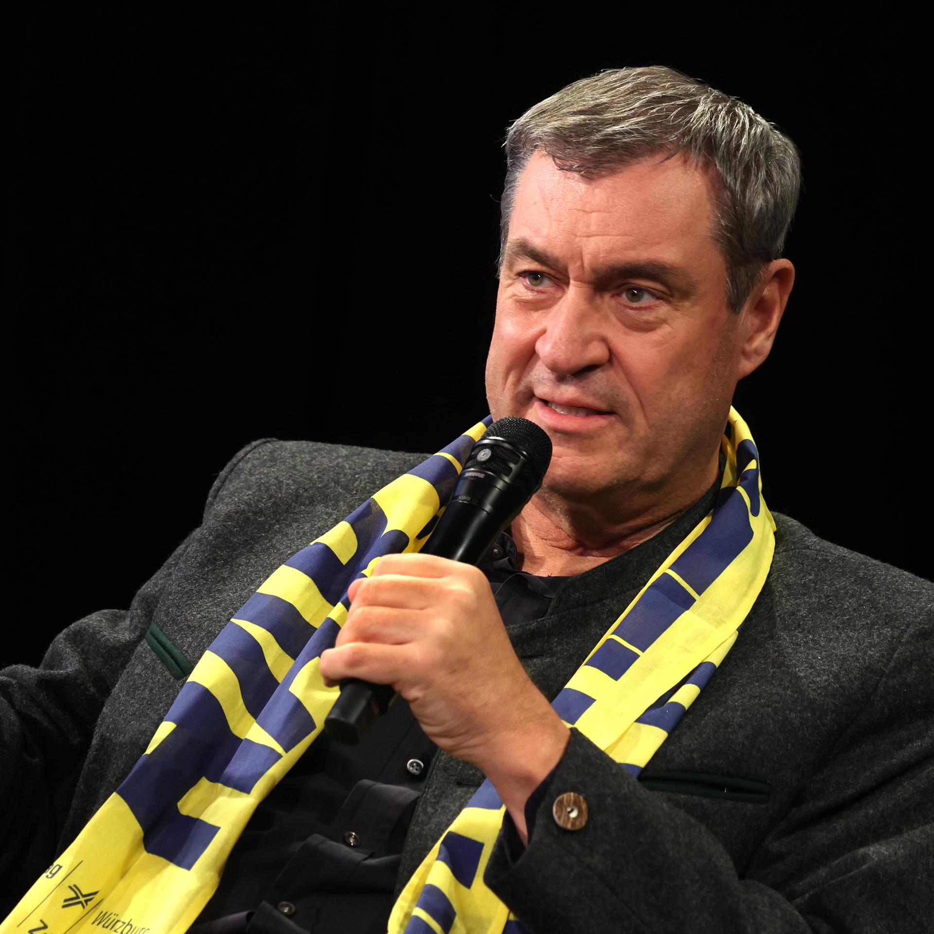 Markus Söder (CSU), bayerischer Ministerpräsident, sitzt bei einem Gespräch auf dem Podium des Deutschen Katholikentags.