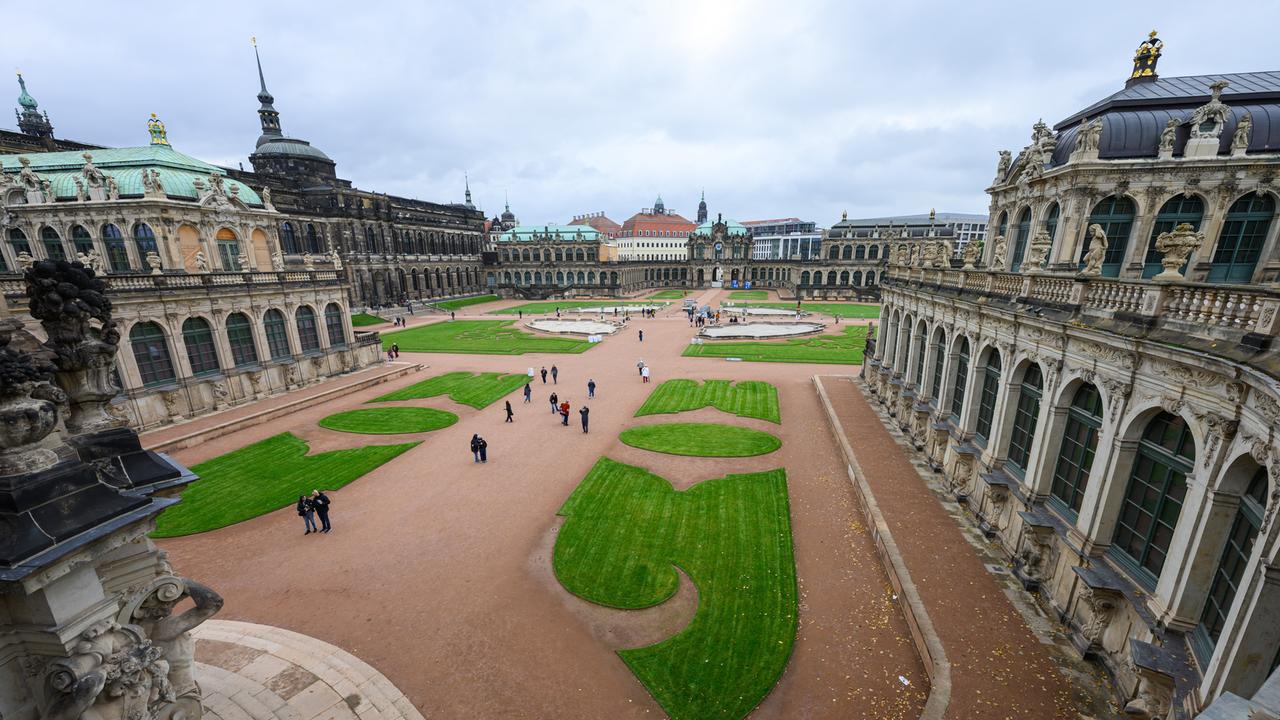 Blick in den Zwinger. Der Innenhof des berühmten Dresdner Zwingers, einem der touristischen Hotspots der Elbestadt, steht vor dem Abschluss der Sanierungsarbeiten.