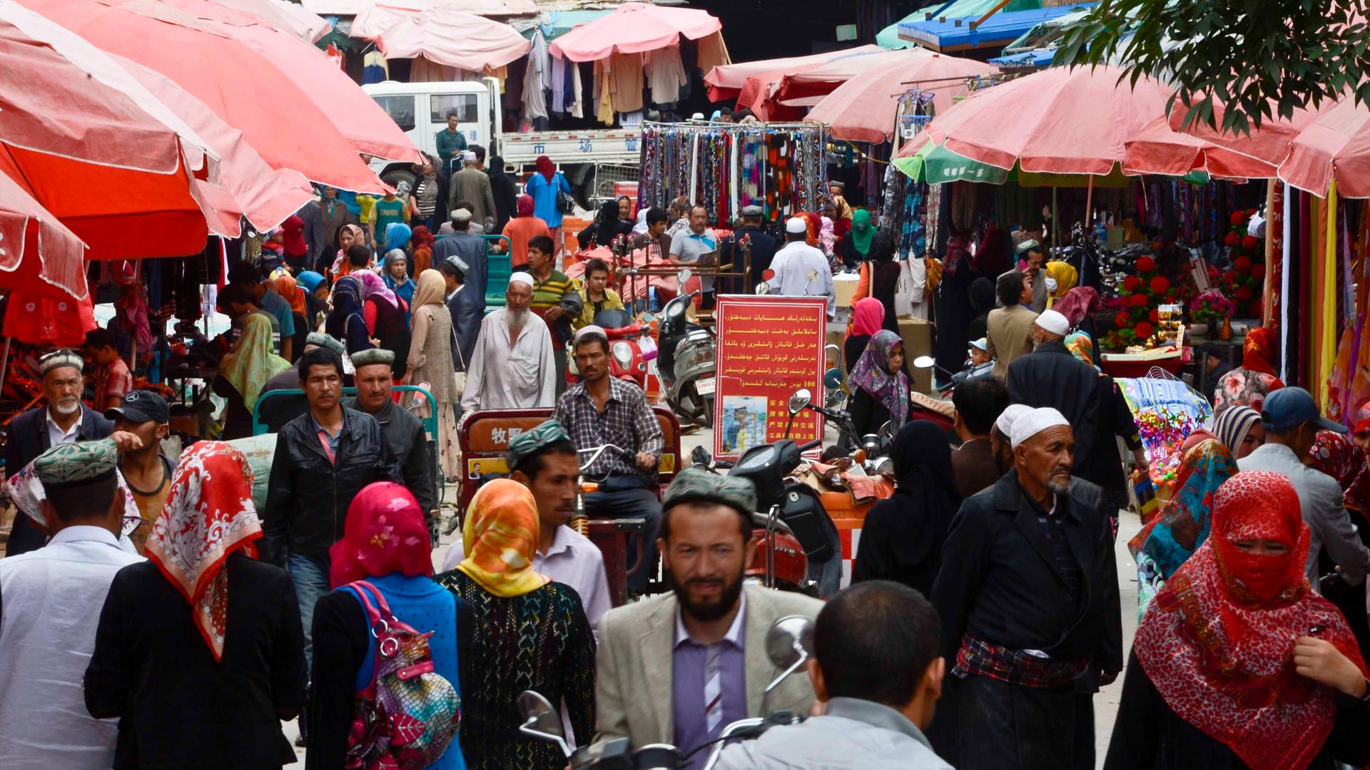 Ein Markt im Hotan, ein Regierungsbezirk im Süden des Uigurischen Autonomen Gebiets Xinjiang im Nordwesten Chinas