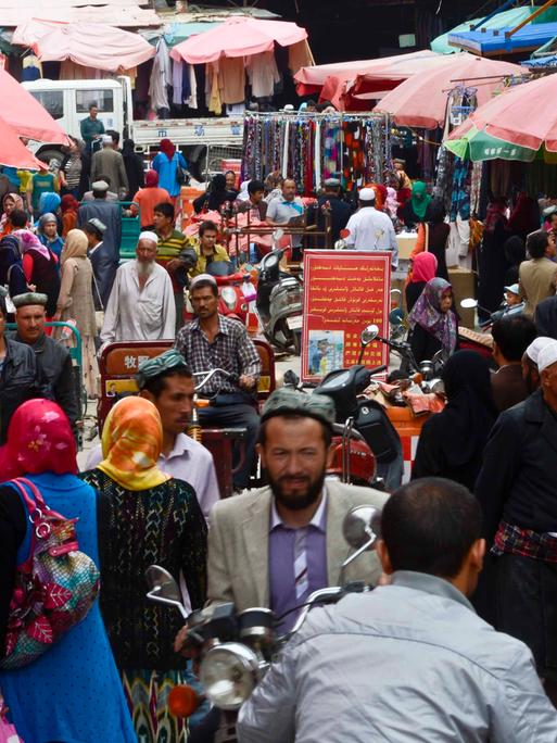 Ein Markt im Hotan, ein Regierungsbezirk im Süden des Uigurischen Autonomen Gebiets Xinjiang im Nordwesten Chinas