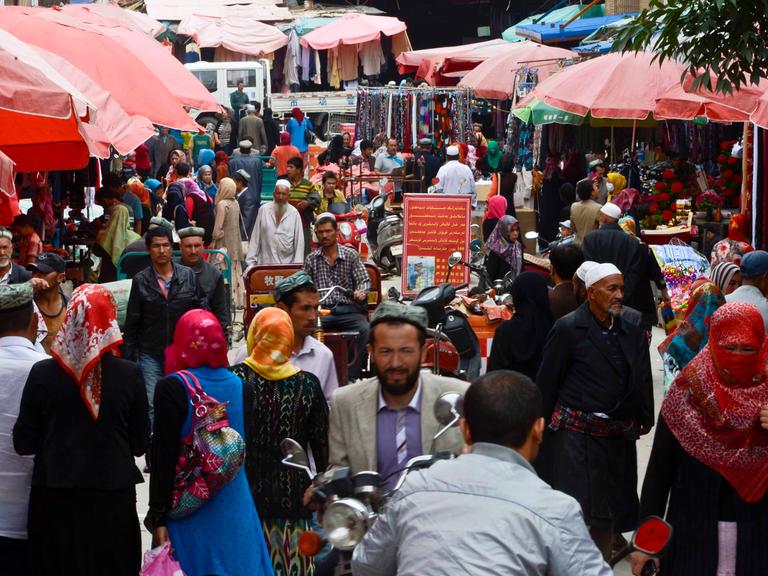 Ein Markt im Hotan, ein Regierungsbezirk im Süden des Uigurischen Autonomen Gebiets Xinjiang im Nordwesten Chinas