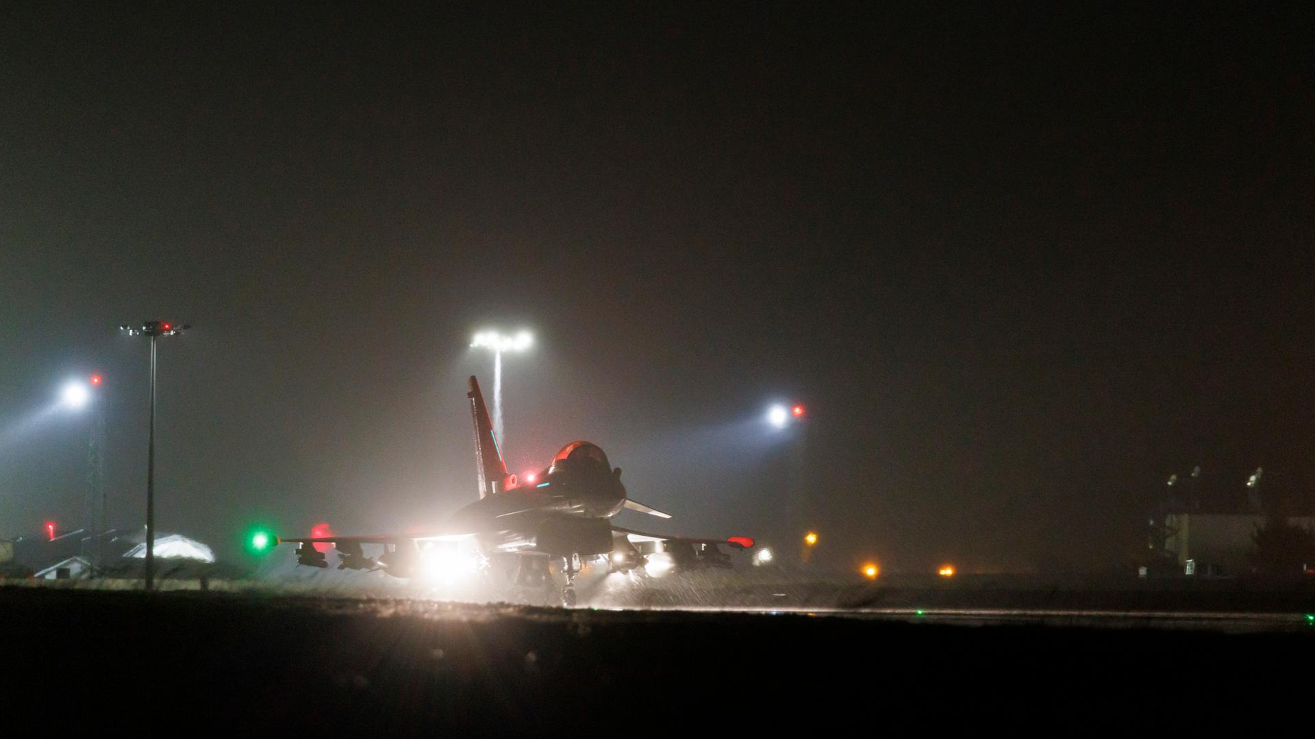 Ein Militärflugzeug beim Start im Dunkeln