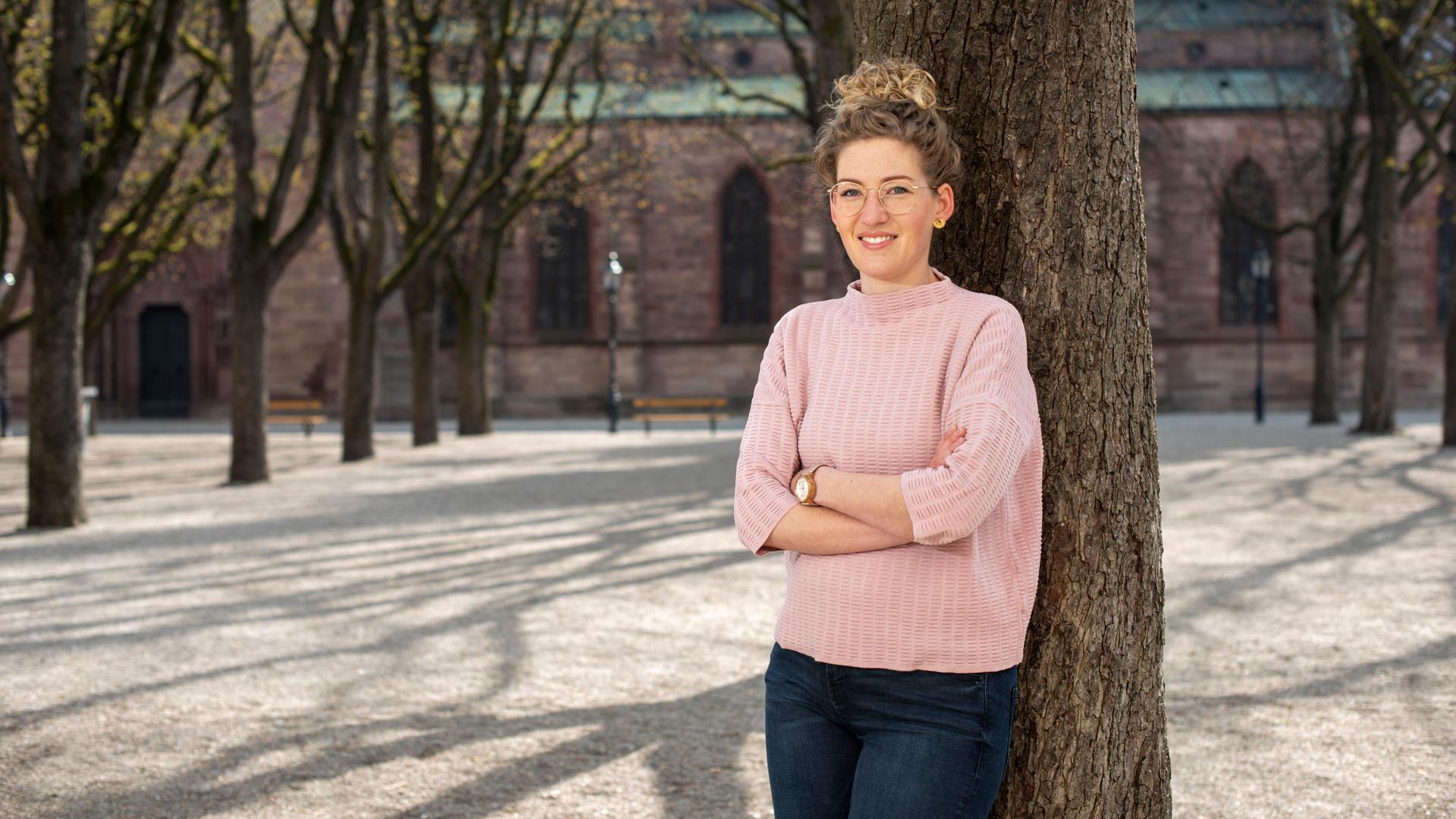 Uni Basel, Christine Blume lehnt im winterlichen Uni-Park an einem Baum, 27.03.2020