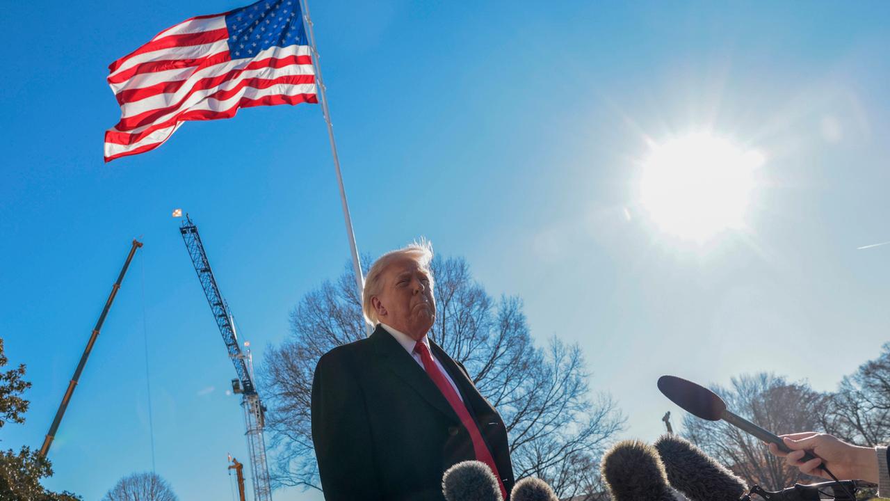 Donald Trump steht vor Mikrofonen am Weißen Haus, im Hintergrund sind die Baukräne für den Umbau seines geplanten Ballsaales zu sehen.