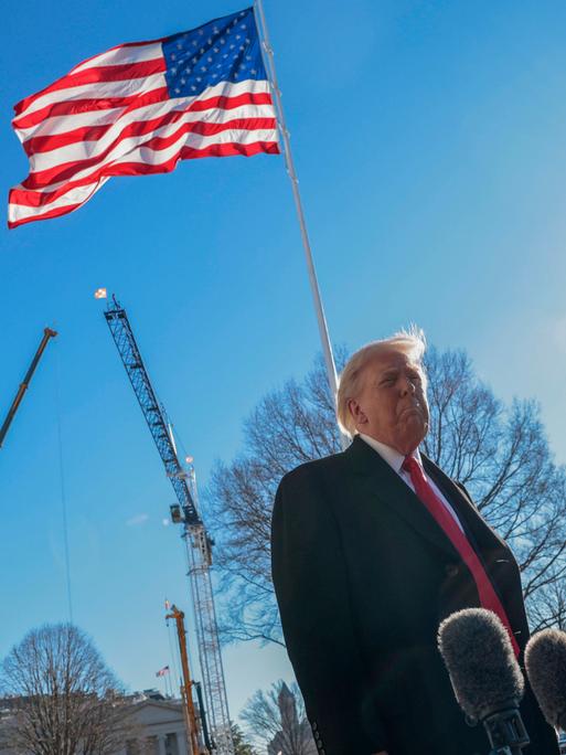Donald Trump steht vor Mikrofonen am Weißen Haus, im Hintergrund sind die Baukräne für den Umbau seines geplanten Ballsaales zu sehen. Donald Trump steht vor Mikrofonen am Weißen Haus, im Hintergrund sind die Baukräne für den Umbau seines geplanten Ballsaales zu sehen.