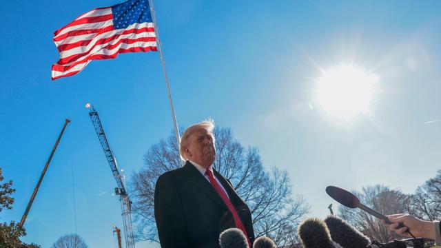Donald Trump steht vor Mikrofonen am Weißen Haus, im Hintergrund sind die Baukräne für den Umbau seines geplanten Ballsaales zu sehen.