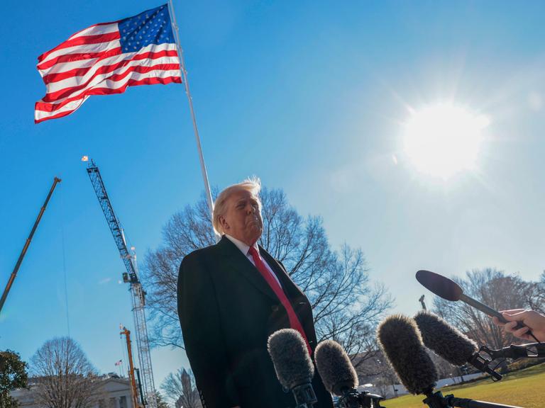 Donald Trump steht vor Mikrofonen am Weißen Haus, im Hintergrund sind die Baukräne für den Umbau seines geplanten Ballsaales zu sehen. Donald Trump steht vor Mikrofonen am Weißen Haus, im Hintergrund sind die Baukräne für den Umbau seines geplanten Ballsaales zu sehen.