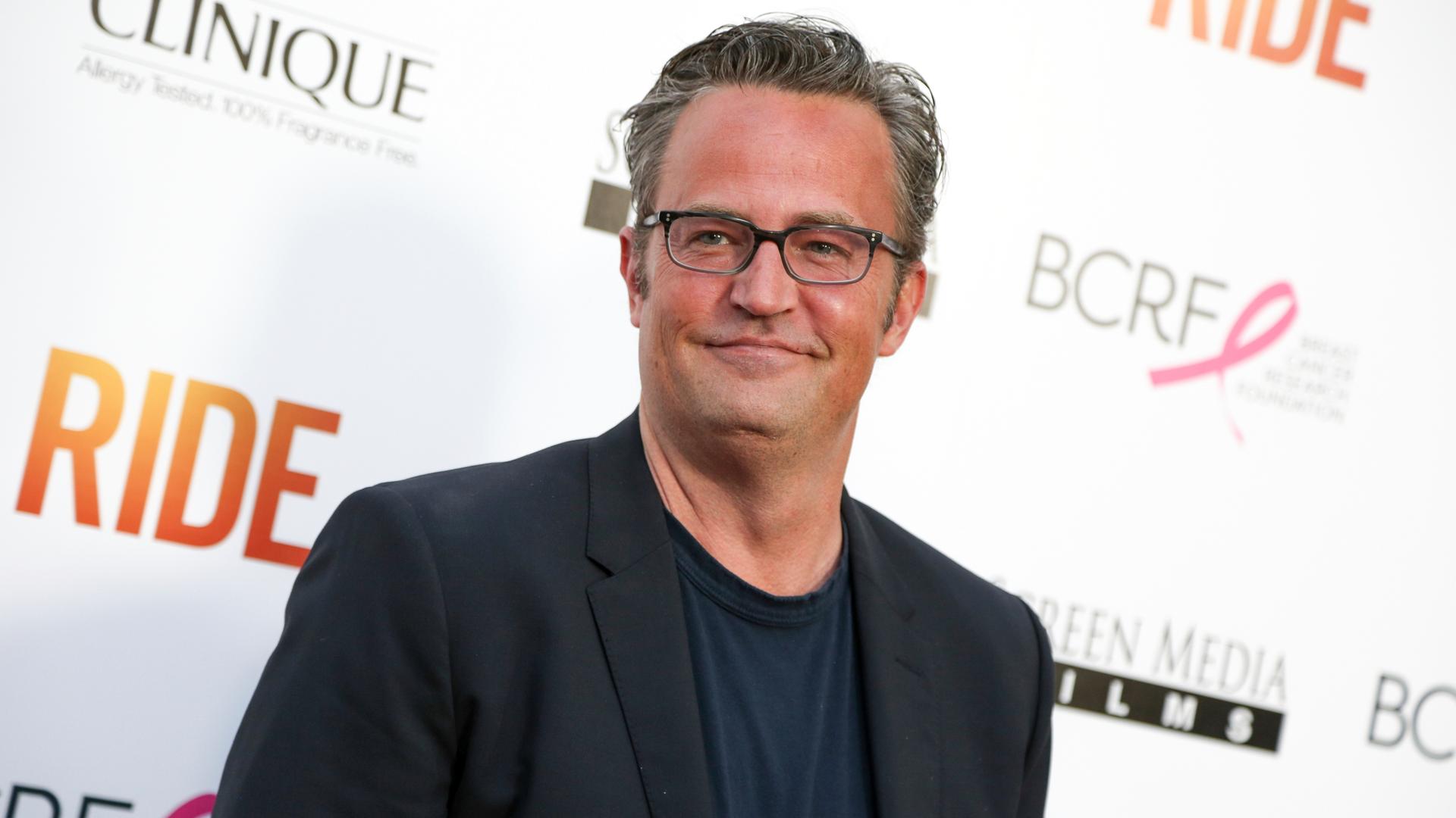 Matthew Perry lächelt.