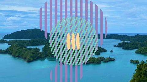 Zu sehen sind sattgrüne Inseln im blauen Meer. Darüber verschiedenfarbige Streifen und die Zahl 3. Bay of Islands an der Insel Vanua Balavu, Teil der Inselgruppe Lau in Fidschi.