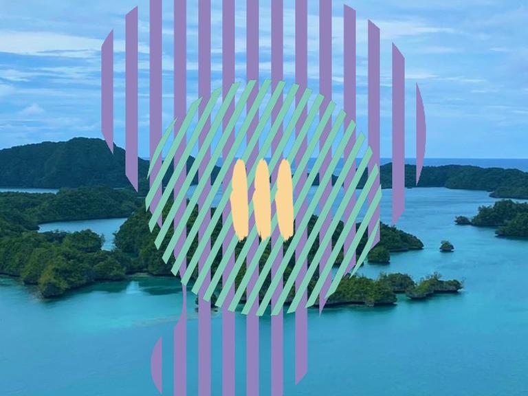 Zu sehen sind sattgrüne Inseln im blauen Meer. Darüber verschiedenfarbige Streifen und die Zahl 3. Bay of Islands an der Insel Vanua Balavu, Teil der Inselgruppe Lau in Fidschi.