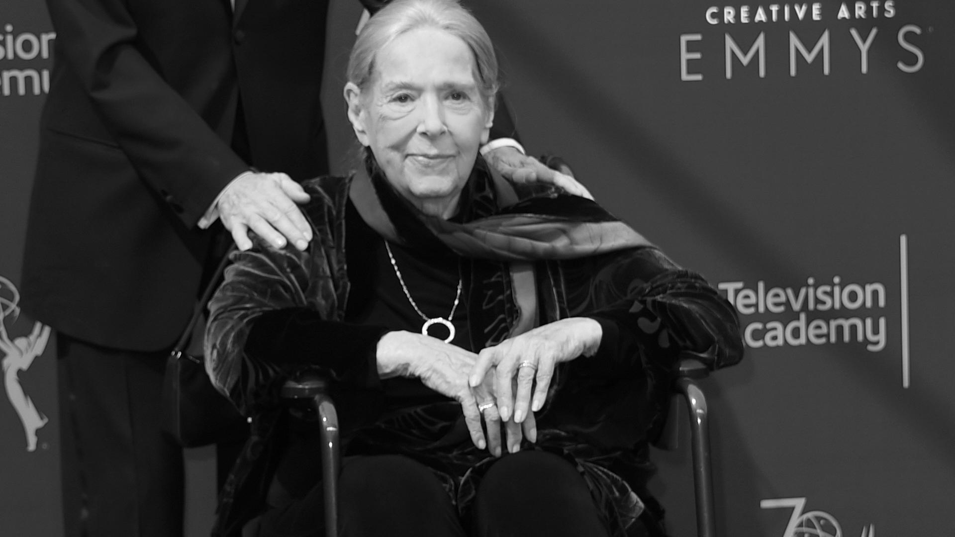 Marilyn Bergman sitzt in einem Rollstuhl vor der Fotowand mit den Emmy-Aufschriften Marilyn Bergman sitzt in einem Rollstuhl vor der Fotowand mit den Emmy-Aufschriften