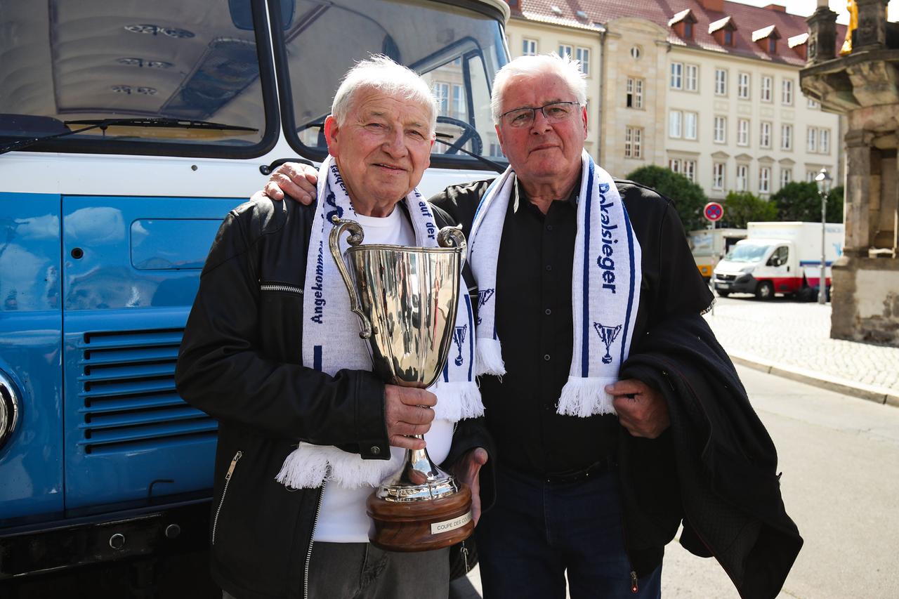 Alte Pokal-Helden: Manfred Zapf, links, und Wolfgang "Paule" Seguin 50 Jahre nach dem Triumph gegen den AC Mailand. 