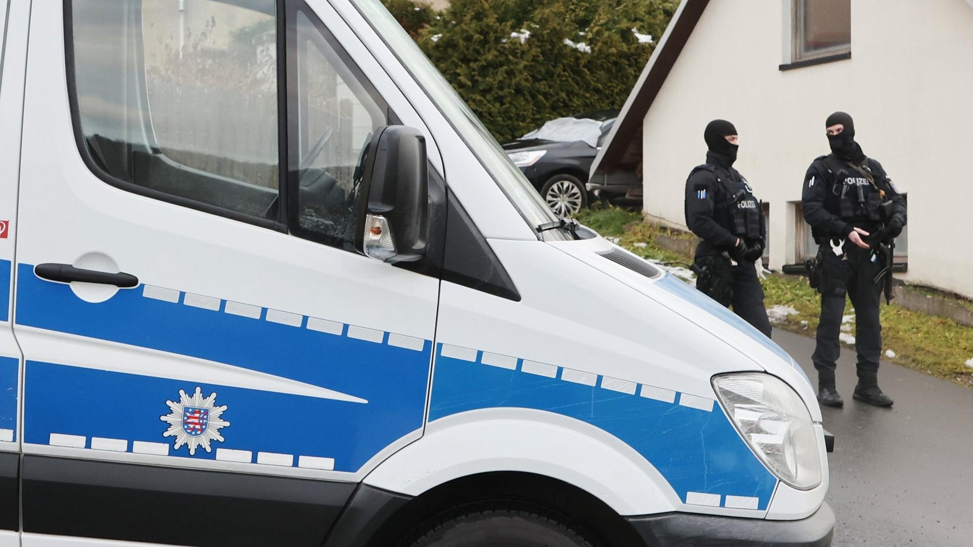 Polizeibeamte sperren die Zufahrt zum Jagdschloss Waidmannsheil, während der Durchsuchung durch die Polizei. Zu sehen sind zwei Beamte und ein Einsatzwagen der Polizei. Polizeibeamte sperren die Zufahrt zum Jagdschloss Waidmannsheil, während der Durchsuchung durch die Polizei. Zu sehen sind zwei Beamte und ein Einsatzwagen der Polizei.