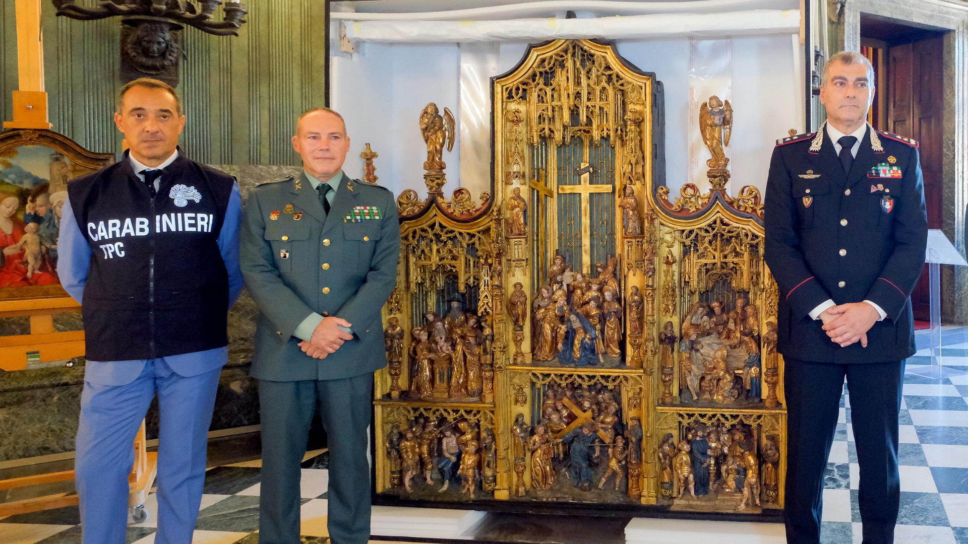 Links vor einem Altarbild ist General Alfonso López Malo, Kommandant der Kriminalpolizei der spanischen Guardia Civil, zu sehen, rechts die Carabinieri für den Schutz des kulturellen Erbes. Links vor einem Altarbild ist General Alfonso López Malo, Kommandant der Kriminalpolizei der spanischen Guardia Civil, zu sehen, rechts die Carabinieri für den Schutz des kulturellen Erbes.