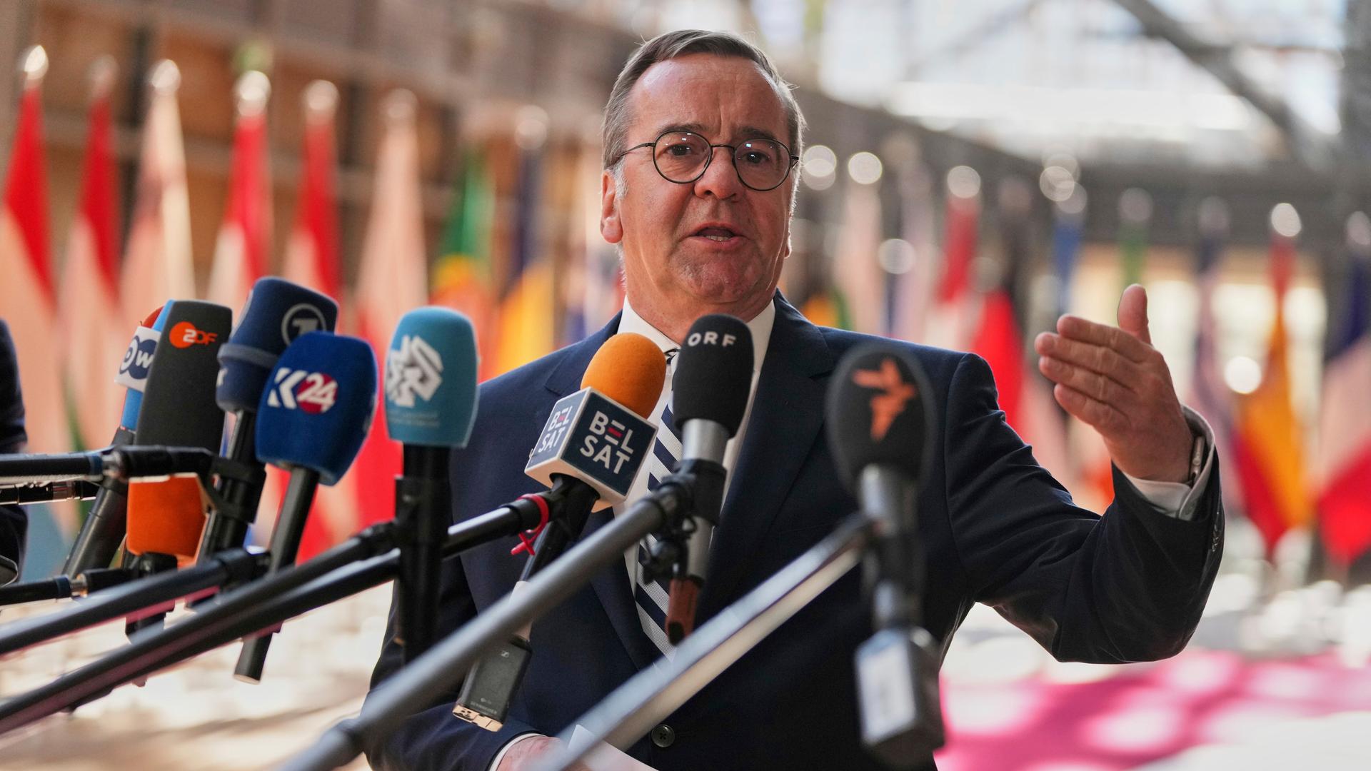 Bundesverteidigungsminister Boris Pistorius (SPD) gibt beim EU-Verteidigungsministertreffen ein Statement ab. Bundesverteidigungsminister Boris Pistorius (SPD) gibt beim EU-Verteidigungsministertreffen ein Statement ab.
