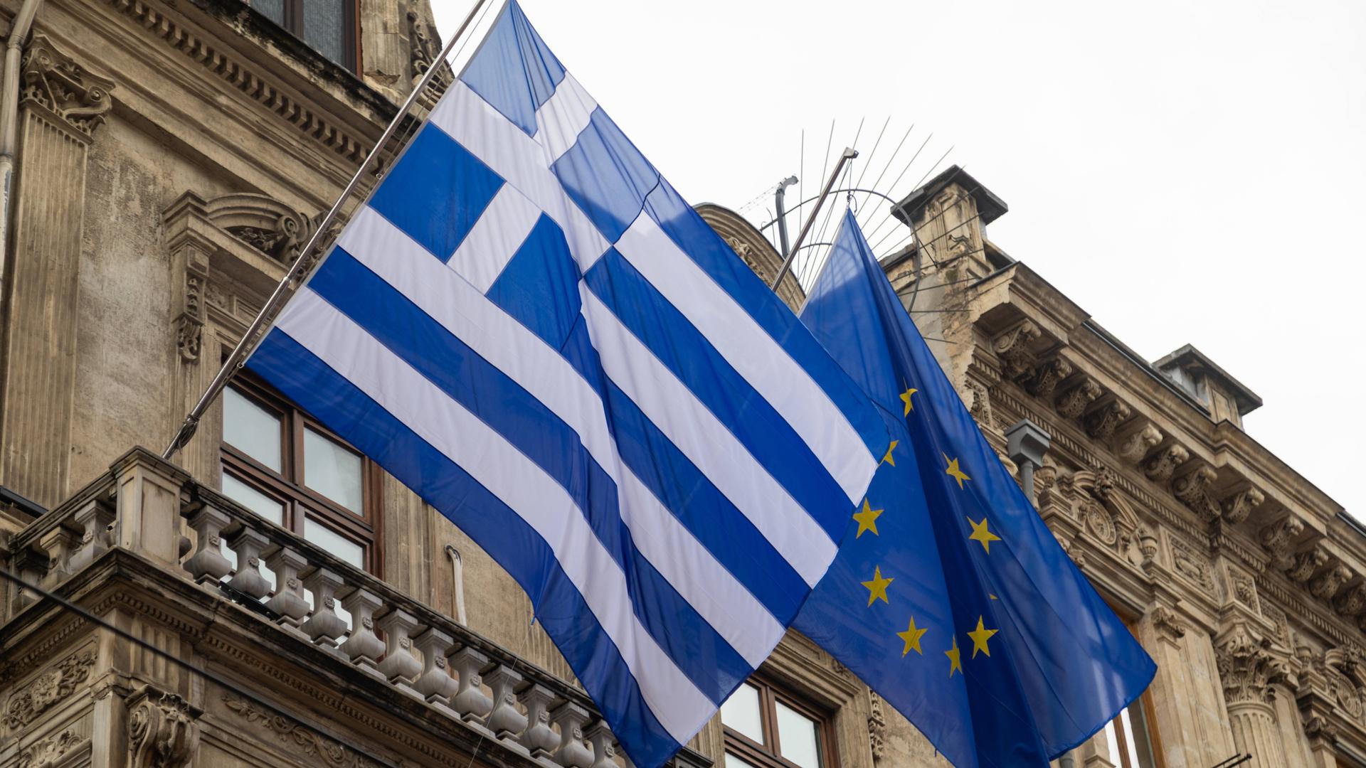 Die griechische Flagge und die Flagge der Europäischen Union am Konsulat der Republik Griechenland in Istanbul.