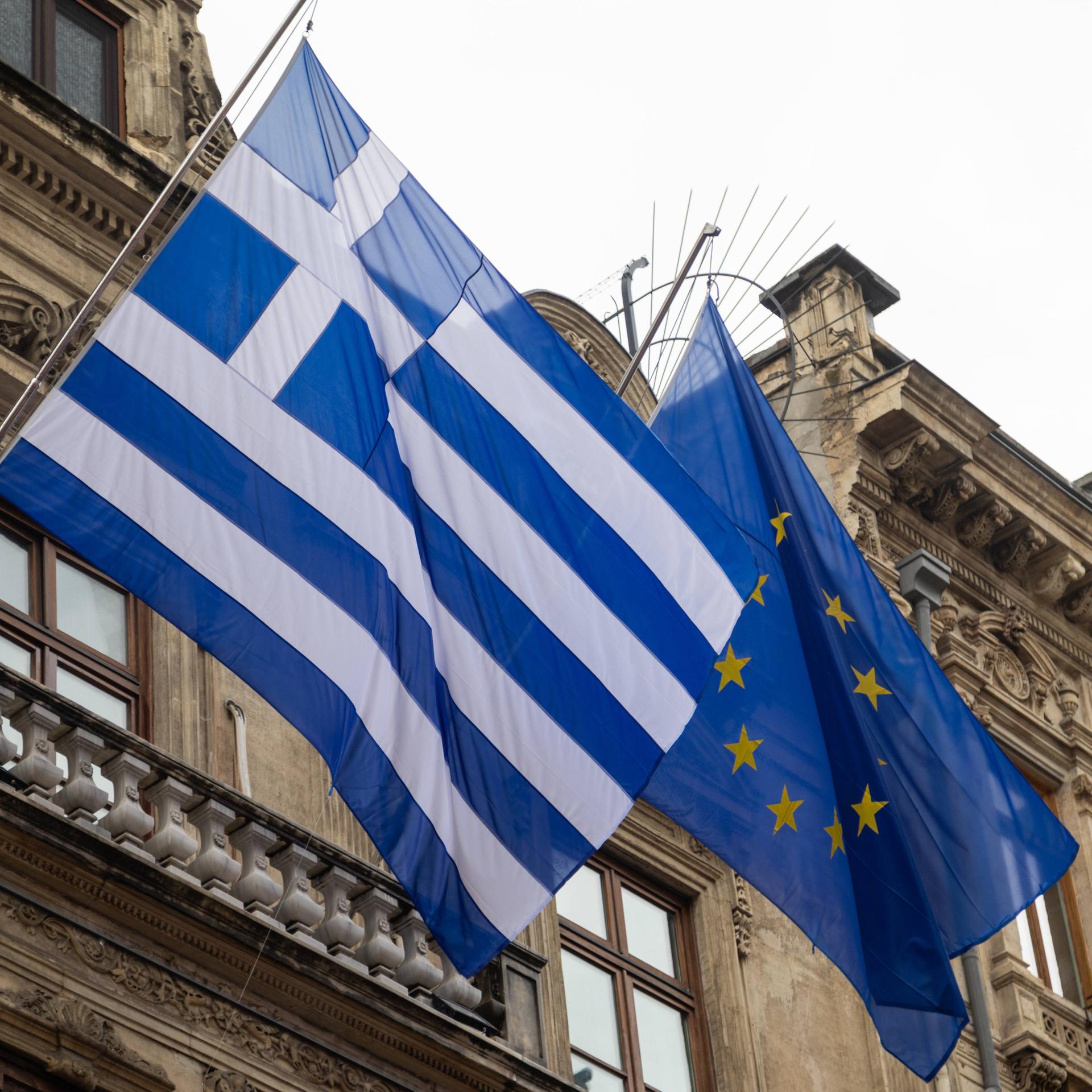 Die griechische Flagge und die Flagge der Europäischen Union am Konsulat der Republik Griechenland in Istanbul.
