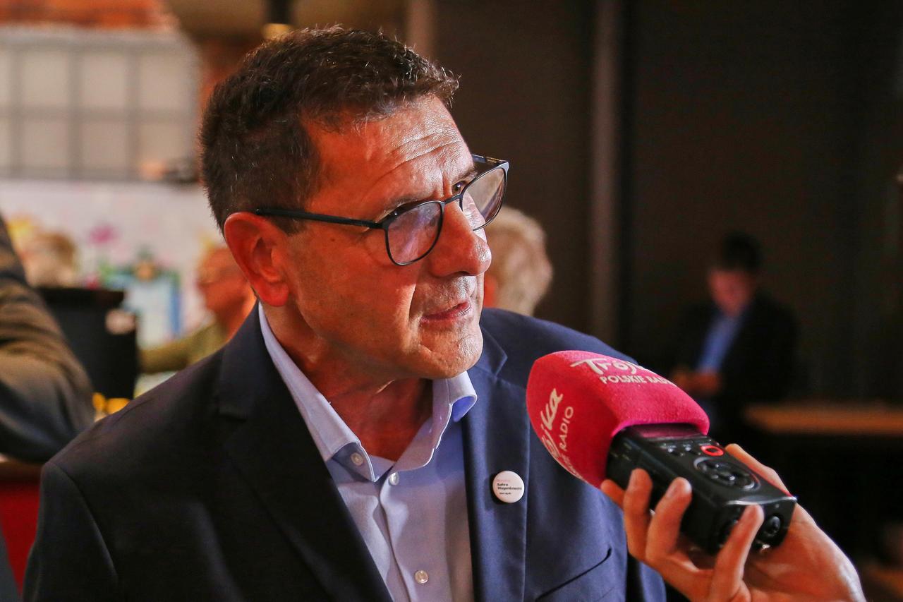 Thomas Schulze spricht in ein Mikrofon.