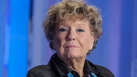 Schriftstellerin Dacia Maraini, eine Frau in den achtziger Jahren, schaut in die Kamera.
