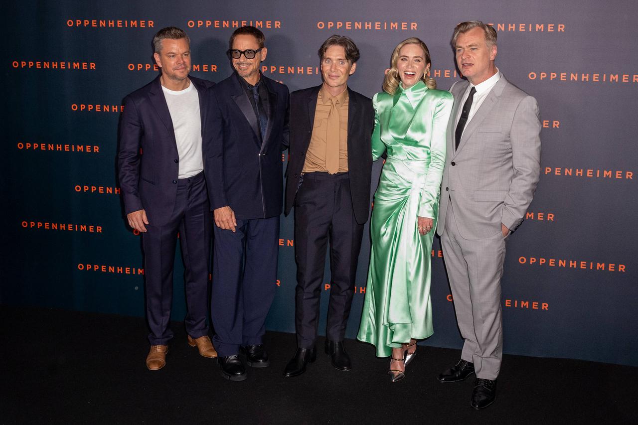 Matt Damon, Robert Downey Jr., Cillian Murphy, Emily Blunt und Christopher Nolan stehen bei der Filmpremiere in Paris im Grand Rex theatre auf dem, roten Teppich 